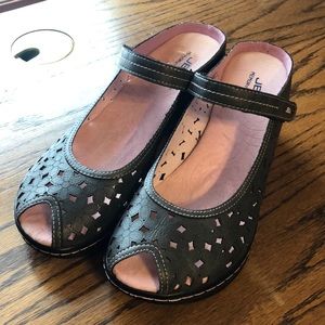 JBU wedge sandals size 9.5